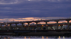 荒川土手から対岸の高速に大持山小持山武甲山のシルエット