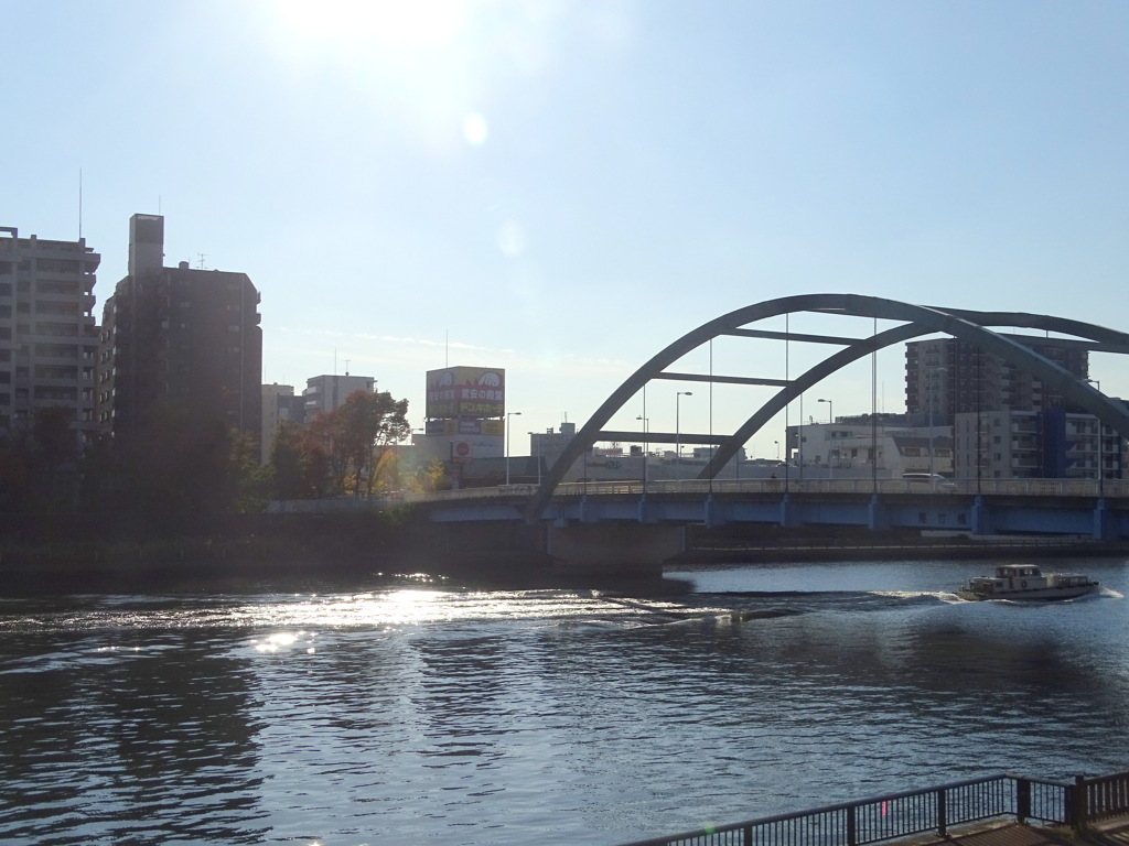 隅田川の尾竹橋をくぐって上流に向かう船