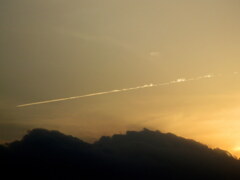 雲の上の夕焼けジェット雲