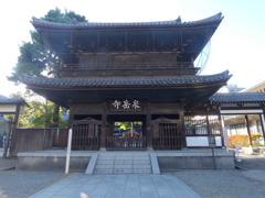 泉岳寺の仁王門ですが一般は潜れないので、右のほうから
