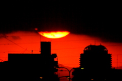 千住土手下中通りの雲間からマンションの上に再び出現する黄色い夕日