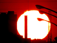 荒川土手から小台の煙突と街灯の夕日