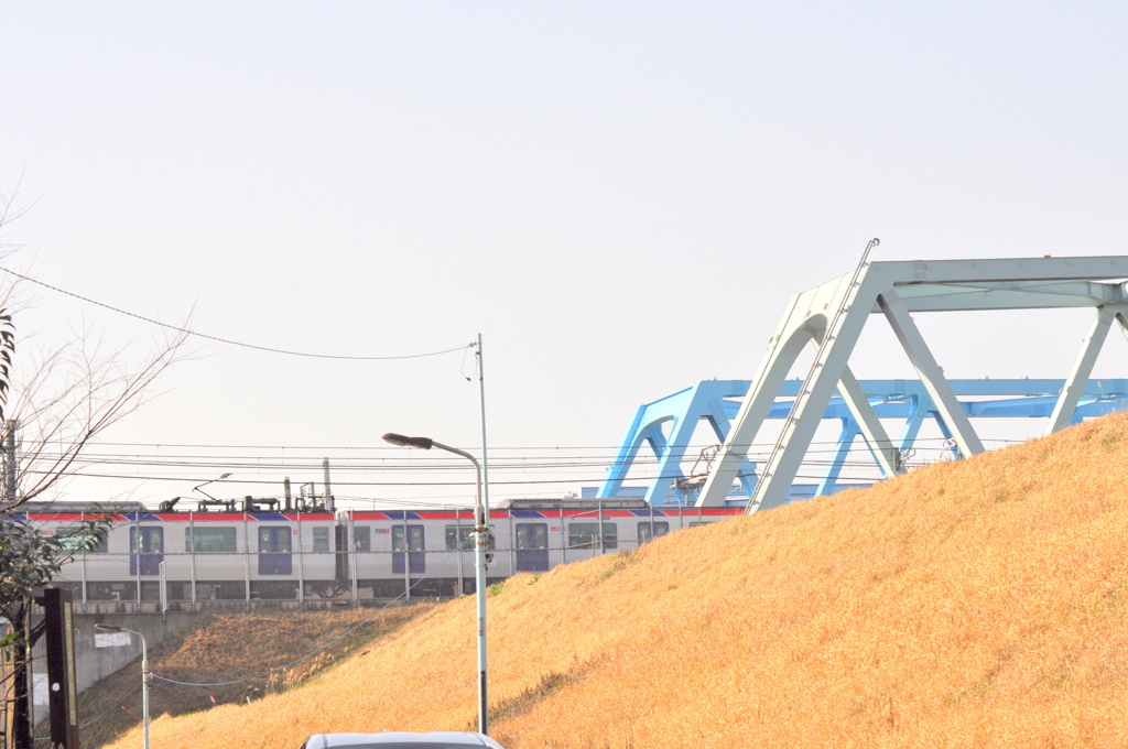東武伊勢崎荒川橋梁下から一番手前のTX線日田千住駅へ