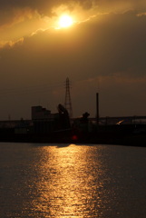 隅田川の雲の上の夕日