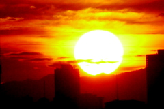 '22.12.21.黄金の雲被る丹沢山系塔ノ岳の右小山のダイヤモンドの夕日