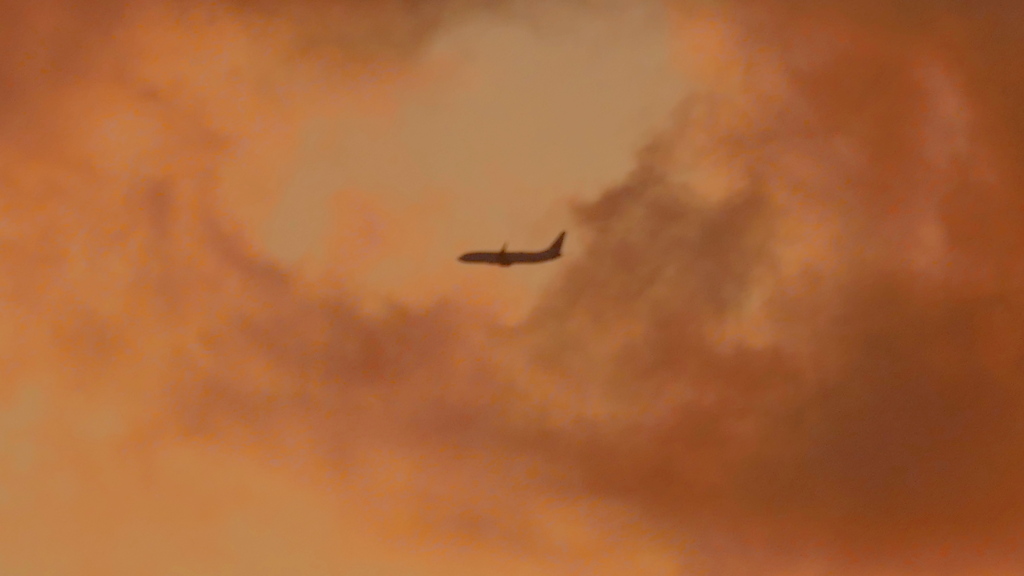 夕焼け雲の中