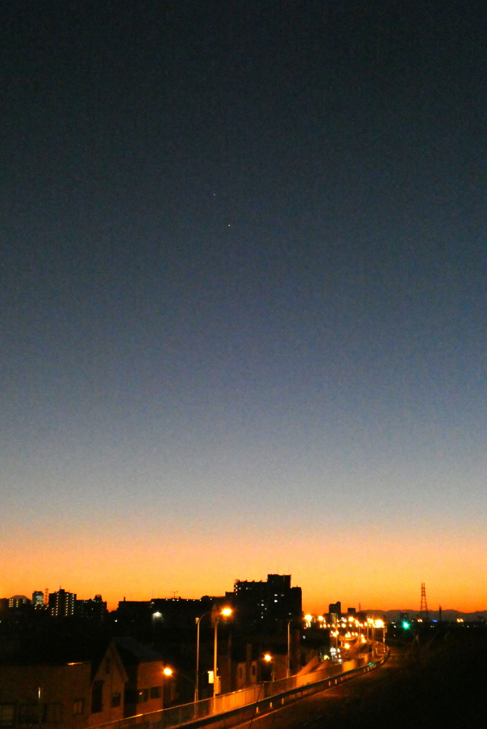 4K連写の一枚の荒川土手の金星と木星がある夜景