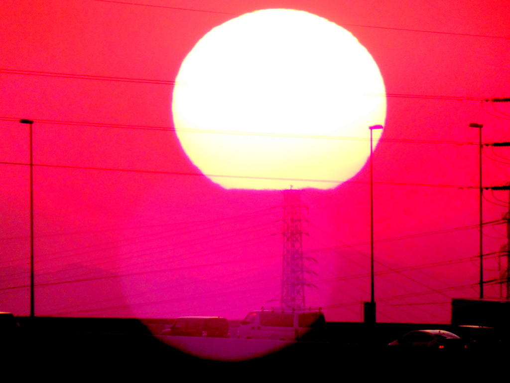 '22.05.18.18:33.丸山の奥に雲があるらしい夕日