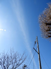 千住銀杏稲荷の電柱から一直線雲