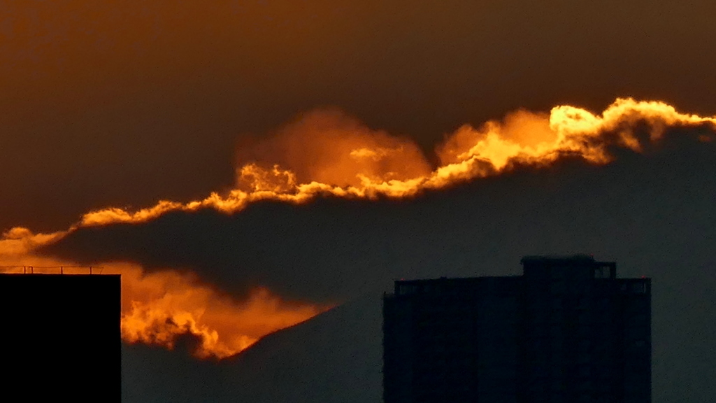 富士の上の大きな夕雲