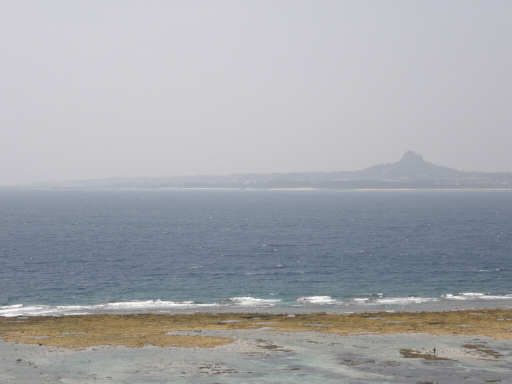 美ら海の海岸向こうにサンゴ礁の？
