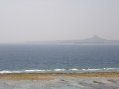 美ら海の海岸向こうにサンゴ礁の？