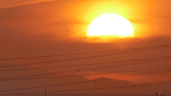 有間山上の雲被る夕日