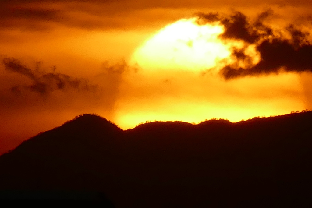 丹沢山と蛭が岳の間の稜線に沈む