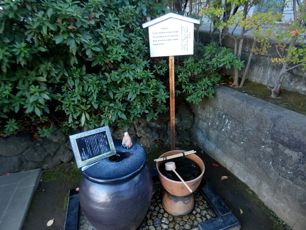 義士の墓地の入り口の水琴窟