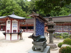 大宰府天満宮の本社前の参道の右