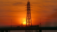 七夕に鉄塔下に没する夕日