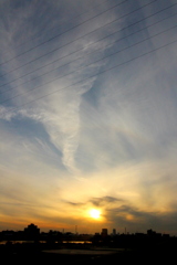 夕日から立ち上る白雲