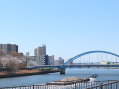 隅田川の運搬船と尾竹橋