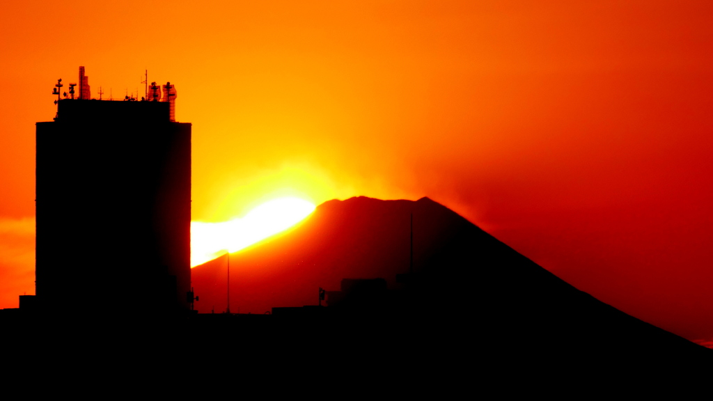 サンシャインビルと富士山宝永上の夕日