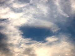 夕雲の中の淡い綺麗な彩雲