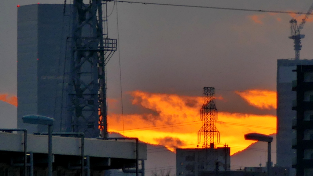 遠くの鉄塔と加入道山と御正体山の夕焼け