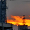 遠くの鉄塔と加入道山と御正体山の夕焼け