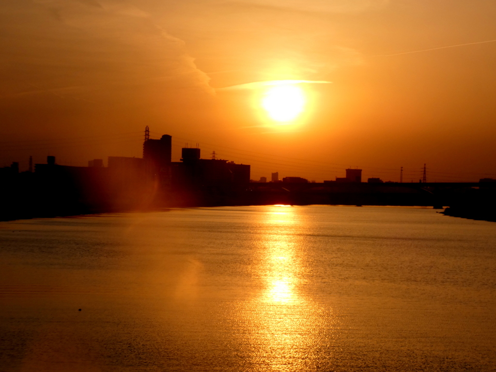 横イチモンジの雲と夕日の黄金の荒川