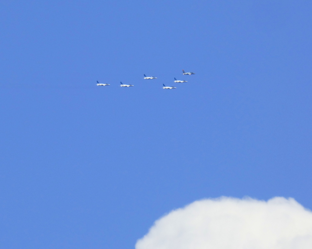 積雲の上２度目のブルーインパルス青い空に