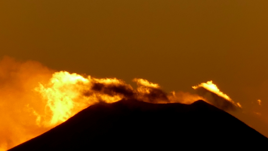 西新井橋から日没後富士の山頂の夕焼け雲