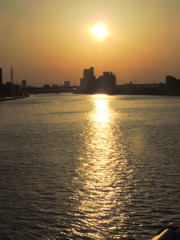 雲掛かる隅田川の夕日