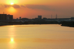 夕日と雲と自然の織り成す荒川の上品な風景