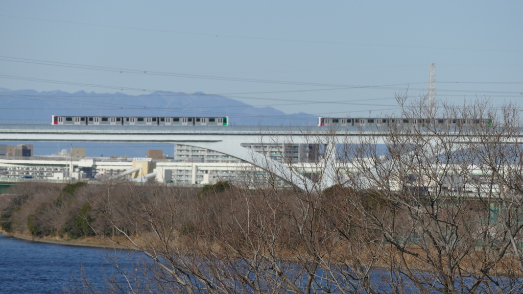 太平山の見える舎人ライナー架線橋梁
