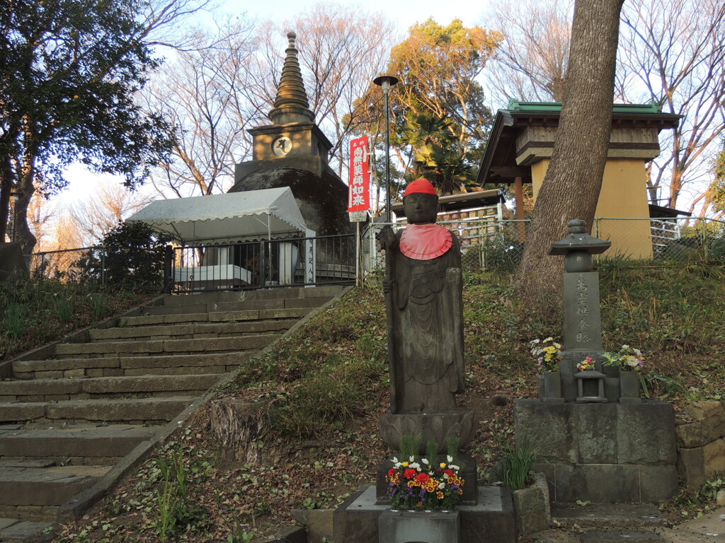 上野大仏の後ろ階段丘下'時の鐘'前の地蔵菩薩