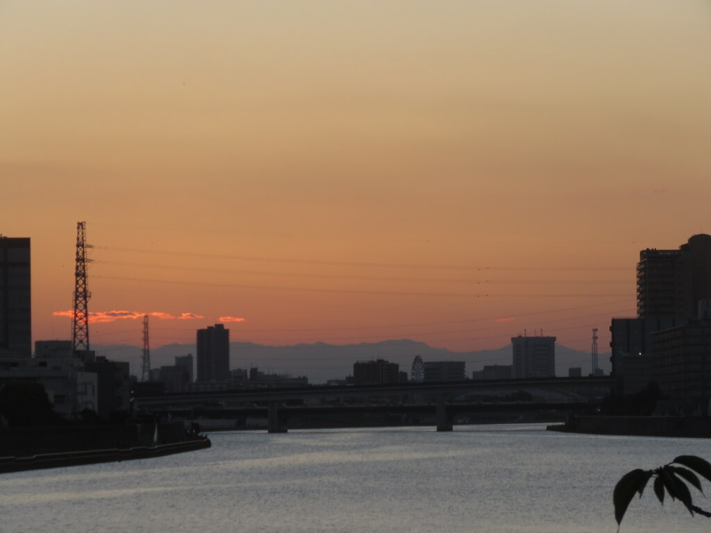 左から雁腹摺山 小金沢山 大菩薩峠 大菩薩嶺 三頭山 大岳山.など
