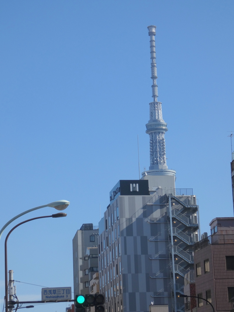 浅草言問通りの交差点方見えた東京スカイツリー