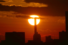 春か北区赤羽の煙突の夕日