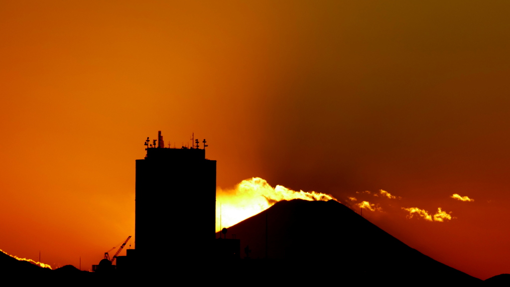 西新井橋から富士裾野7~8合目雲被る夕日