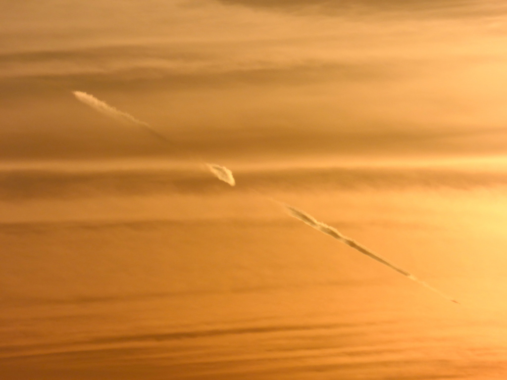 夕日に向かって飛行機