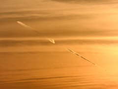 夕日に向かって飛行機