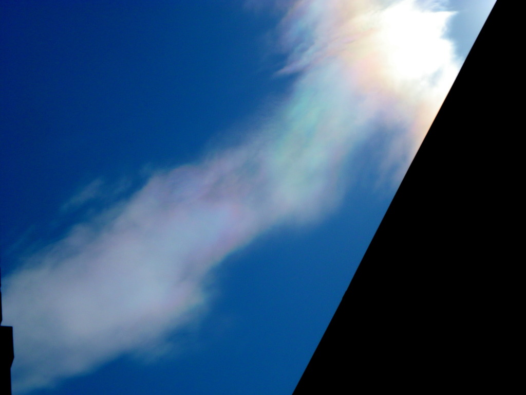 ２屋根上の青空と彩雲