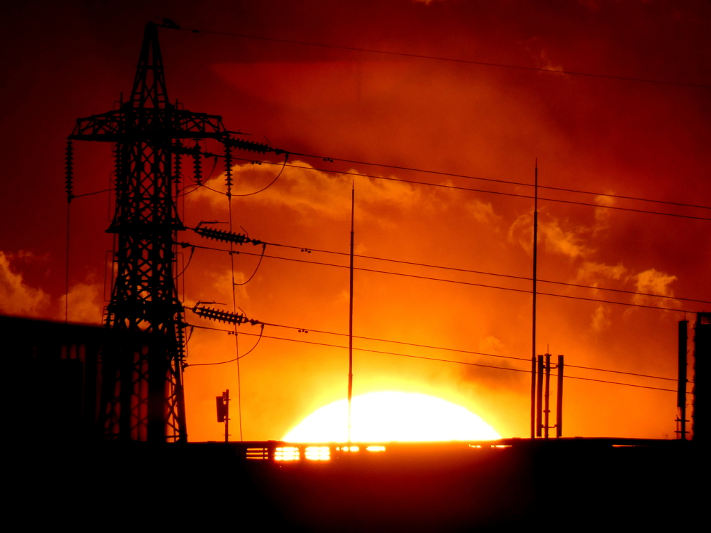 ’22新春の荒川土手から丹沢山系の右に見える鉄塔右サイドの夕日