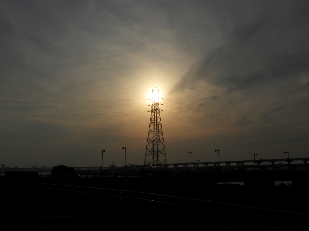 荒川の西新井橋上の鉄塔の夕日