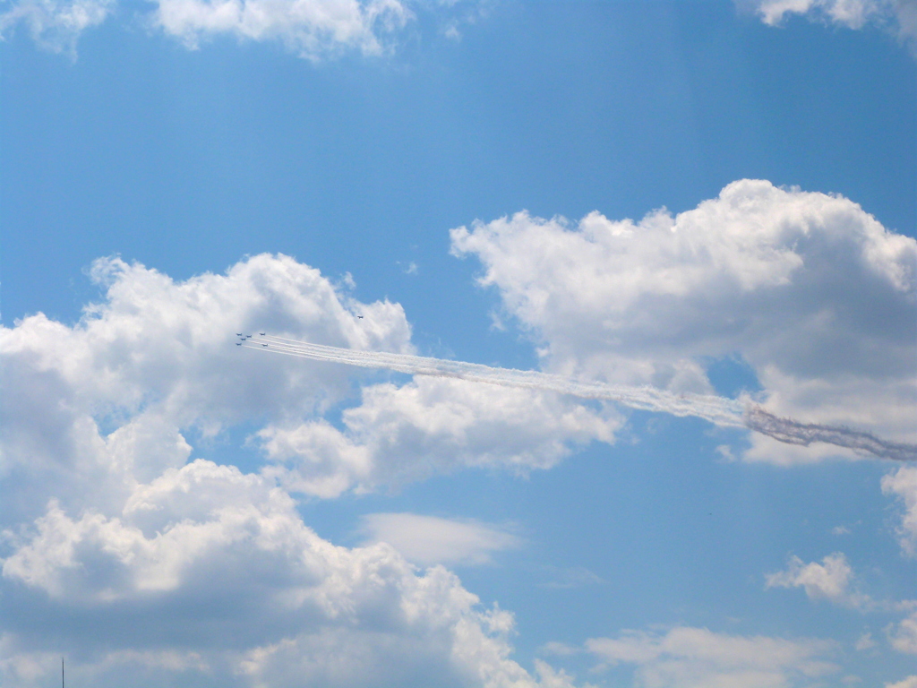 雲中のブルーインパルス