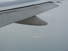 機上からからの霞んだ東京湾に浮かぶ海ボタル