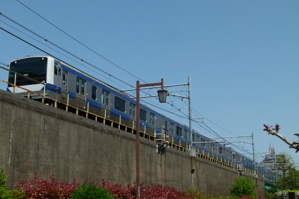 三河島の駅を出るブルーの常磐線