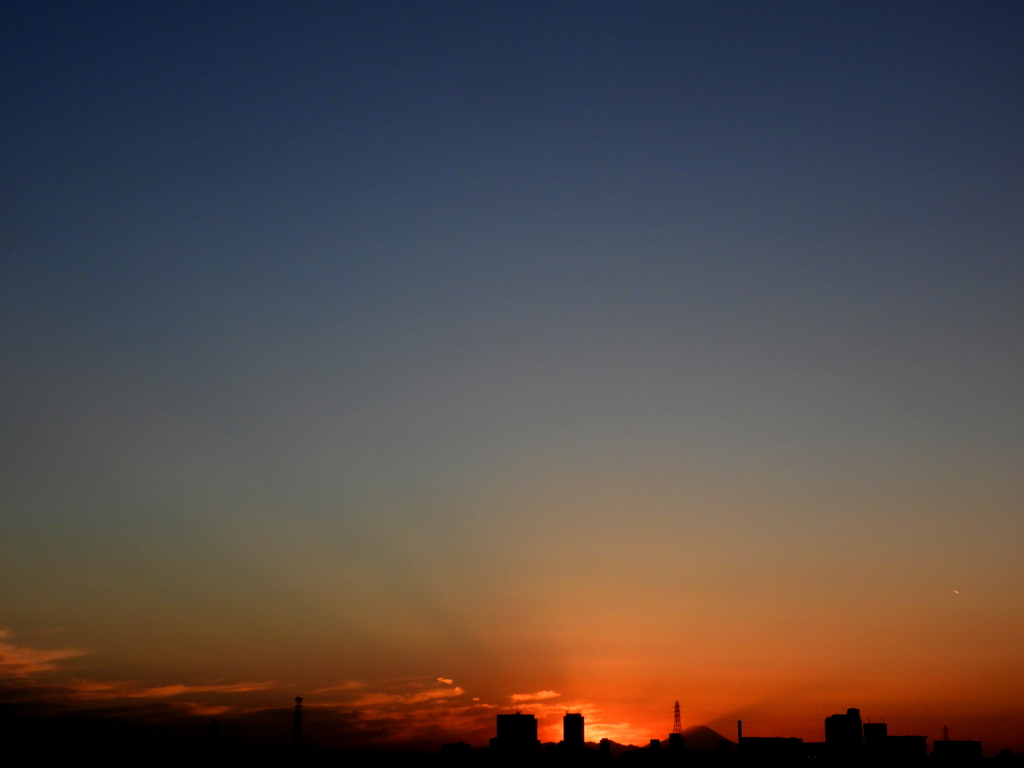 荒川の夕日から薄明光線放射が
