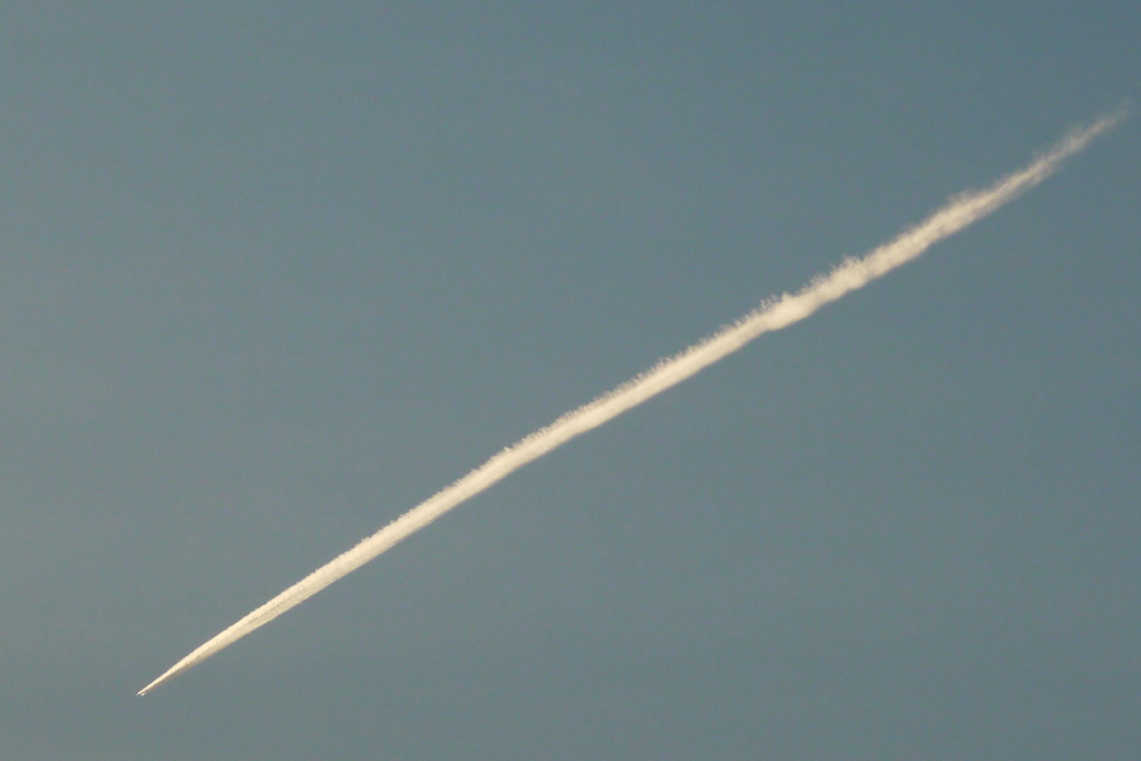 長い飛行機雲