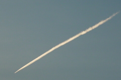 長い飛行機雲