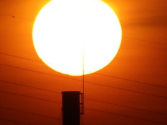隅田川の煙突上の大きな夕日